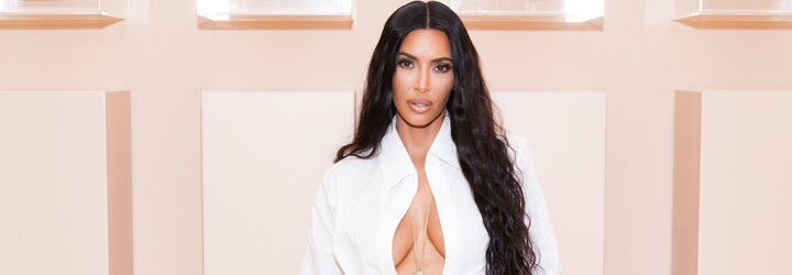 Kim Kardashian v SNL žartovala o svojom pornovideu. Povedala tiež, že Kanye West je najlepší raper všetkých čias