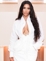Kim Kardashian vzkázala ženám, ať „zvednou zadek a jdou pracovat“. Stala se terčem kritiky