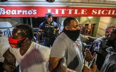 Klečící policisté, zpěv a tanec v ulicích aneb 22 mírumilovných momentů z protestů v USA