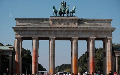 Klimaktivisté poničili Braniborskou bránu, v pondělí v Berlíně zablokovali dopravu na 20 místech