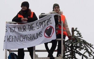 Klimatické aktivistky odřízly v Berlíně špičku vánočního stromku