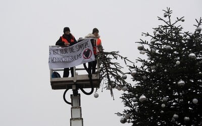 Klimatické aktivistky v Berlíne odpílili vrchol vianočného stromčeka pred ikonickou Brandenburskou bránou