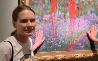 Klimatické aktivistky ve Stockholmu polily barvou obraz od Moneta, následně se k němu přilepily