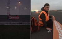 Klimatickí aktivisti na niekoľko hodín zablokovali berlínske letisko. K vzletovej dráhe bol prilepený aj 70-ročný dôchodca