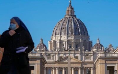 Klimatickí aktivisti sa prilepili k soche Laokoóna vo Vatikáne
