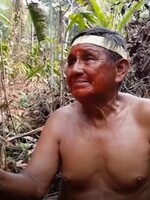 Kmene v Amazonskom pralese so slzami v očiach pozorujú hrozivé požiare. Video zachytáva utrpenie pôvodných obyvateľov