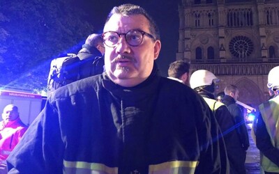 Tento kněz se vrhl do hořícího Notre-Damu, aby zachránil posvátné klenoty