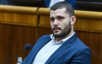 Koalícia zvažuje zrušenie niektorých štátnych sviatkov. Potvrdil to koaličný poslanec Richard Glück