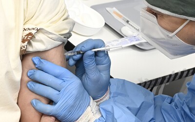 Koľko ľudí už zaočkovali proti koronavírusu na Slovensku? Vakcína od Pfizeru nezačína účinkovať okamžite po vpichnutí prvej dávky