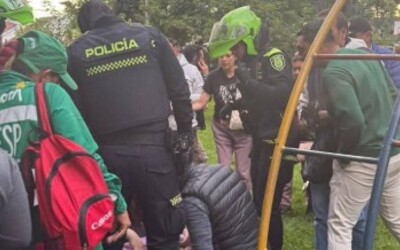 Kolumbijského senátora Uribeho postrelili na predvolebnej akcii. Je v kritickom stave