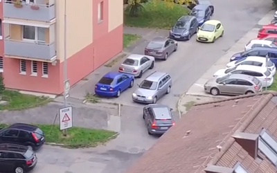 Komédia na križovatke v Bratislave. Najskôr po sebe trúbili, potom vodičky vyšli z auta. Na vine bolo ego, stačilo vycúvať