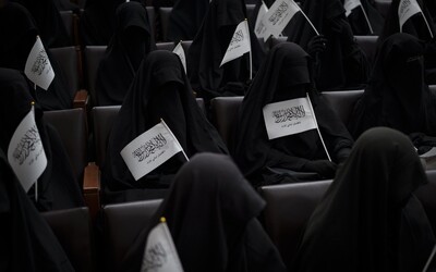 Kompletne zahalené ženy prišli podporiť Taliban na univerzitu v Kábule. Niektoré mali len sieťkový otvor na oči