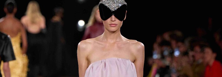 Končí Balenciaga, jak ji známe? Streetwear nahradily šaty a fitted kalhoty