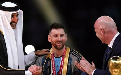 Konec šampionátu v Kataru doprovází kontroverze: Messi v arabském kabátu a zatčení Pussy Riot