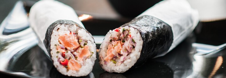Konečne sushi bez plastov! Sushi Time dáva radikálne zbohom plastovým príborom, taškám a obalom