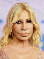 Koniec Donatelly Versace či presun Demnu do Gucci. Zorientuj sa v aktuálne najväčších módnych rošádach