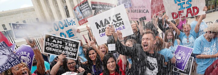 Koniec Roe vs. Wade: čo znamená zrušenie ústavného práva na interrupciu pre americké ženy?