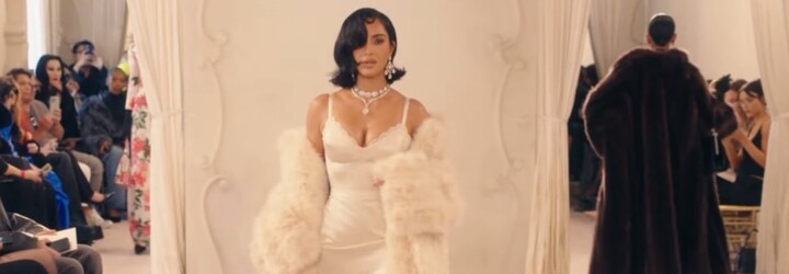Koniec jednej éry v Balenciage: Na prehliadke poslednej Demnovej kolekcie zažiarili Kim Kardashian či Češka Eva Herzigová
