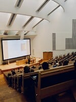 Koniec povinných diplomoviek? Študenti si budú môcť vybrať medzi záverečnou prácou a stážou