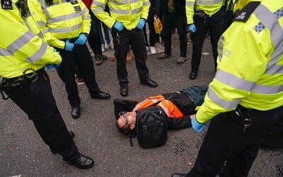 Koniec priväzovania sa počas protestov britských ekologických aktivistov. Vláde došla trpezlivosť a rozširuje kompetencie polície