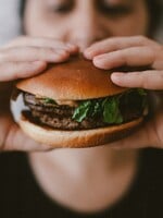 Koniec „vegánskych burgrov“: Europarlament podporil zákaz mäsových názvov pre rastlinné produkty