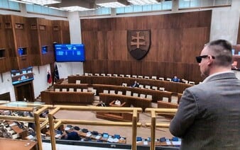 Konšpirátor Bombic dnes prišiel do parlamentu. Vraj chce skontrolovať poslancov