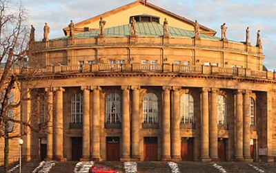 Kontroverzní opera ve Stuttgartu šokovala diváky. Tři z nich museli ošetřit lékaři