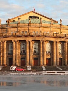 Kontroverzní opera ve Stuttgartu šokovala diváky. Tři z nich museli ošetřit lékaři