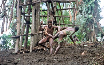 Kontroverzný rituál kmeňa Sambia: malí chlapci musia orálne uspokojovať starších bojovníkov, aby sa stali mužmi