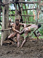 Kontroverzný rituál kmeňa Sambia: malí chlapci musia orálne uspokojovať starších bojovníkov, aby sa stali mužmi