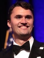 Konzervativně pravicový aktivista Charlie Kirk byl zastřelen. Po vrahovi se stále pátrá