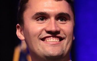 Konzervativně pravicový aktivista Charlie Kirk byl zastřelen. Po vrahovi se stále pátrá