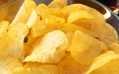 Konzumace většího množství chipsů a sušenek souvisí se zvýšeným rizikem demence, tvrdí vědci