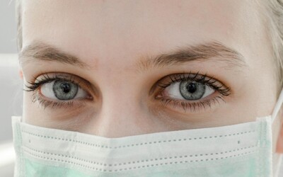 Koronavirus může způsobit i problémy s očima, tvrdí odborníci. Chránit se prý můžeš slunečními brýlemi
