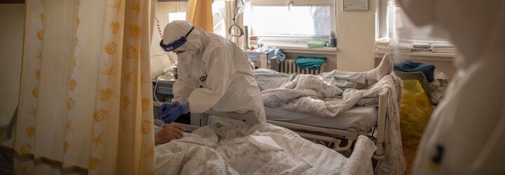Koronavirus v Česku: Každý den umírají desítky lidí, nemocnice se plní