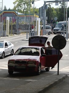 Košickí colníci našli pri bežnej kontrole auta marihuanu aj halucinogénne huby. Neuveríš, kde si ich vodič schoval