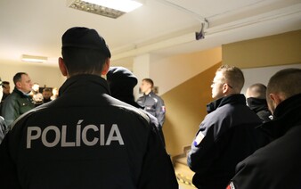 Košickí policajti údajne dobili a sexuálne napadli zadržaného. Do konečníka mu strčili palicu a kopali ho do hlavy