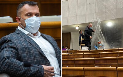Kotlebovec Suja roztrhal ochranný igelit v parlamente, lebo je nervák a psychicky situáciu nezvláda, vyhlásil poslanec OĽaNO