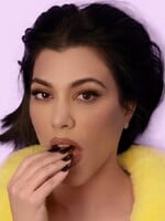 Kourtney Kardashian promuje cukríky, ktoré majú z vagíny urobiť „zdravú a sladkú pochúťku“. Odborníci upozorňujú, že ide o podvod