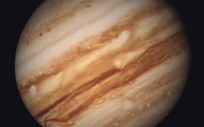 Kosmická loď objevila při oběhu Jupiteru rádiový signál FM: Vycházel z jednoho z jeho měsíců