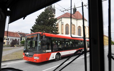 Krajské mesto na Slovensku zavádza novú cenu za ročný lístok na MHD. Deti a mládež sa od septembra budú voziť za 1 €