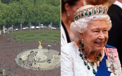Kráľovná Alžbeta II.: Pred Buckinghamským palácom sa zhromažďujú plačúci turisti, reportéri BBC sú oblečení v čiernom