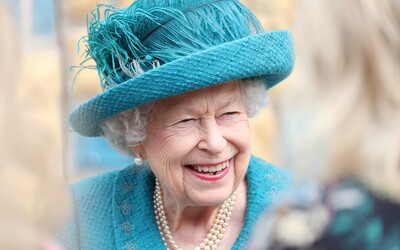 Královna Alžběta II. je pod dohledem lékařů, obávají se o její zdraví