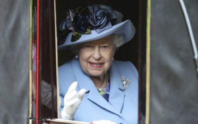 Kráľovná Alžbeta II. vymenila pravú kožušinu za napodobeniny. Palác nepodporuje týranie zvierat
