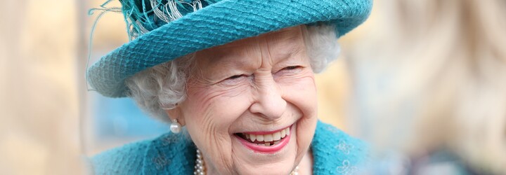Královna Alžběta se po pěti měsících objevila na veřejnosti. Účastnila se mše za svého zemřelého manžela Filipa