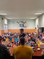 Krásné gesto: Čeští MMA bojovníci přišli za dětmi ze základky mluvit o šikaně. Rvačky patří do klece, ne do školy