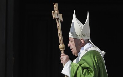 Křesťané mají morální povinnost pomáhat migrantům, řekl papež František během mše
