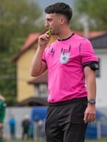 Kristián píska dedinskú futbalovú ligu na východe: Naháňali ma po ihrisku, dostal som aj päsťou do hlavy. (Rozhovor)