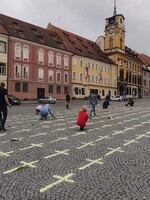 Kříže za oběti pandemie jsou na náměstích po celém Česku. Zapojit své město můžeš i ty
