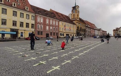 Kříže za oběti pandemie jsou na náměstích po celém Česku. Zapojit své město můžeš i ty
